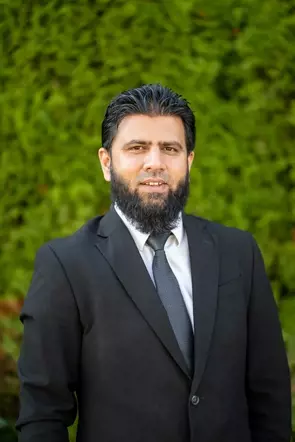 Alamgir Khan, Surrey, Real Estate Agent